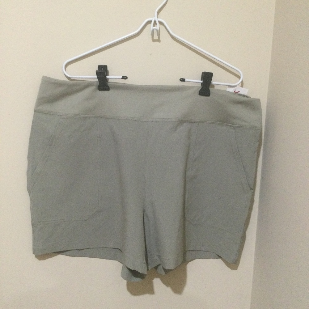 Patagonia Pull on Shorts with a comfy waistband. Light Olive. XL